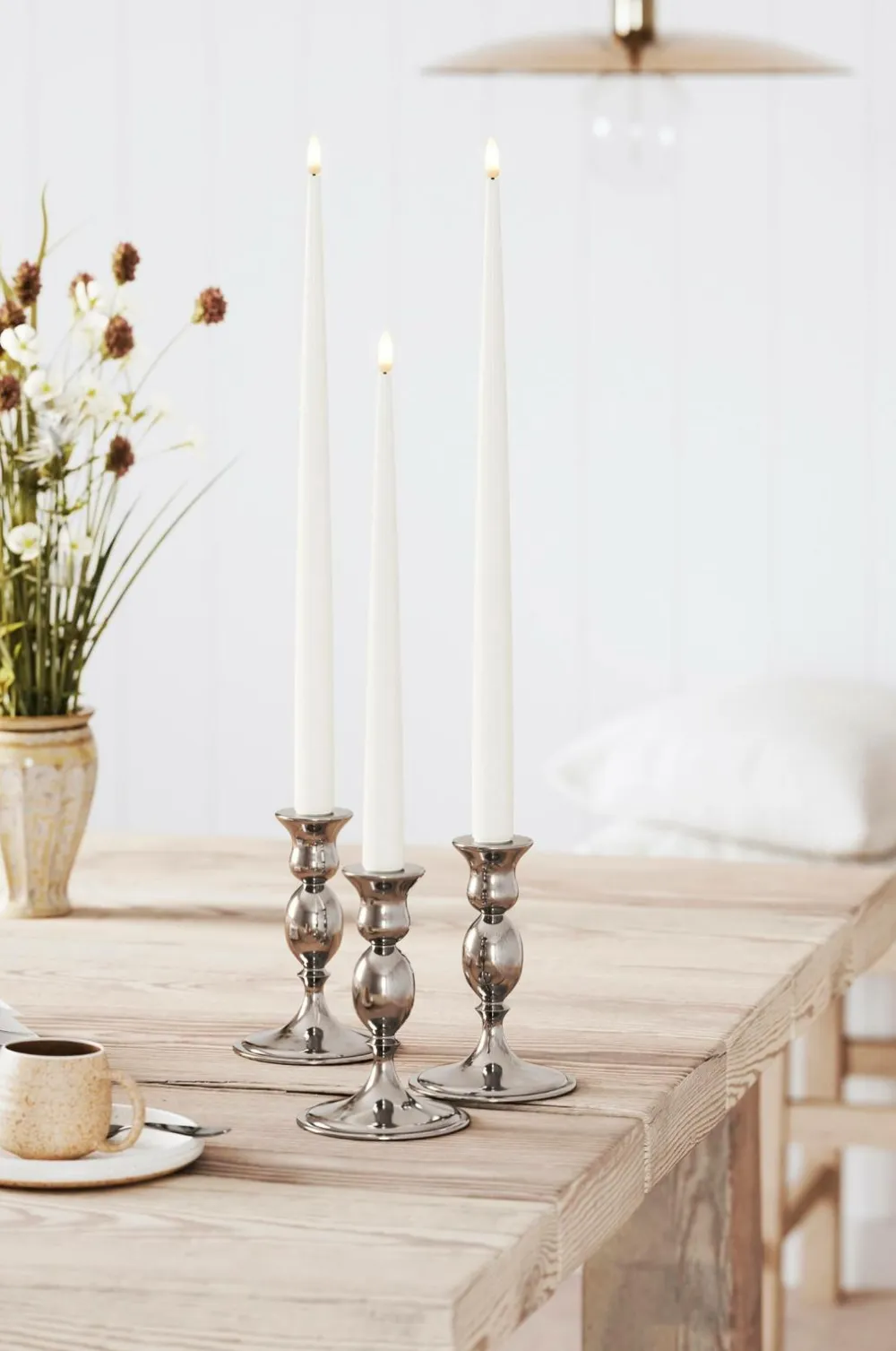 DeluxeHomeart Lys & Duft>LED Taper Candle Shiny 2,2x38 cm 2 stk. Vit
