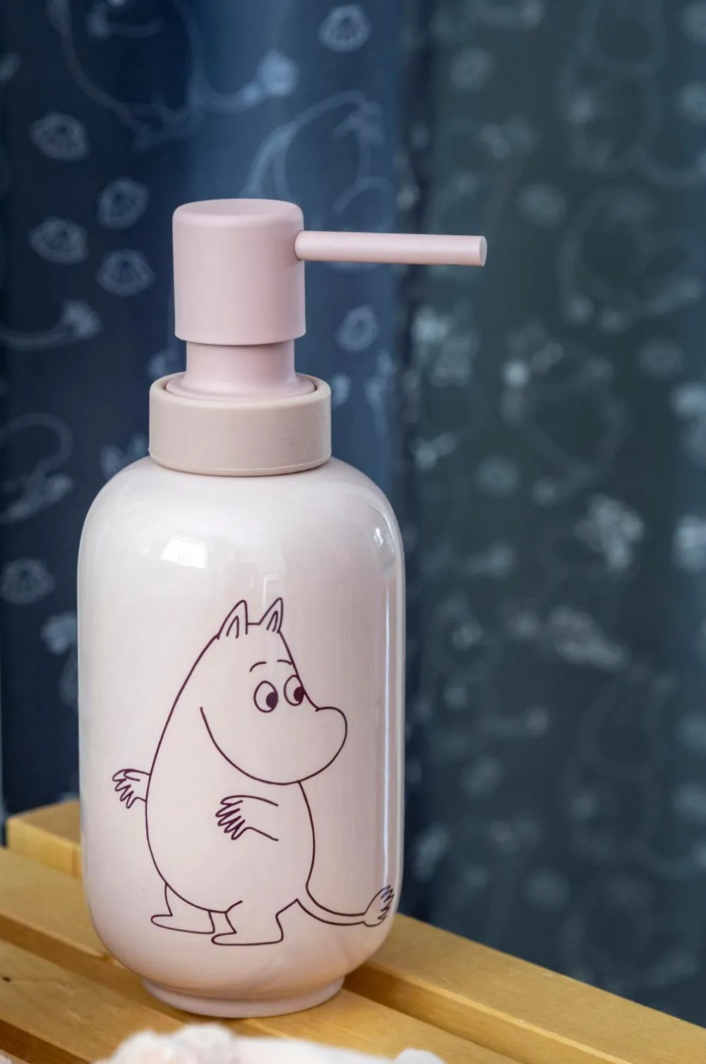 Dsignhouse x Moomin Sæbedispenser Mumin 350 ml Pudderrosa Discount