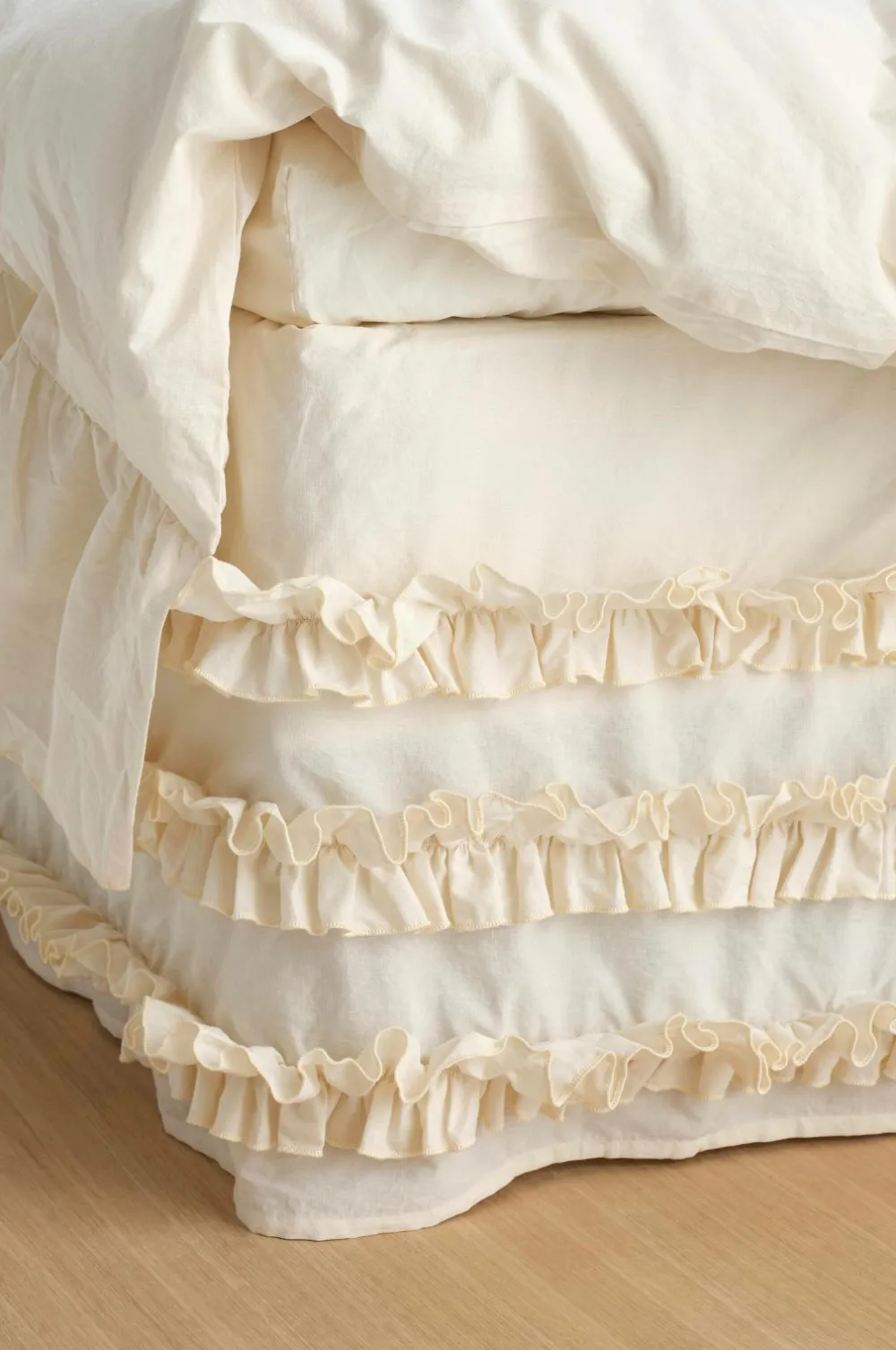 Ellos Sengekappe Juliette Curve Frill i vasket bomuld 60 cm Cremet hvid Discount
