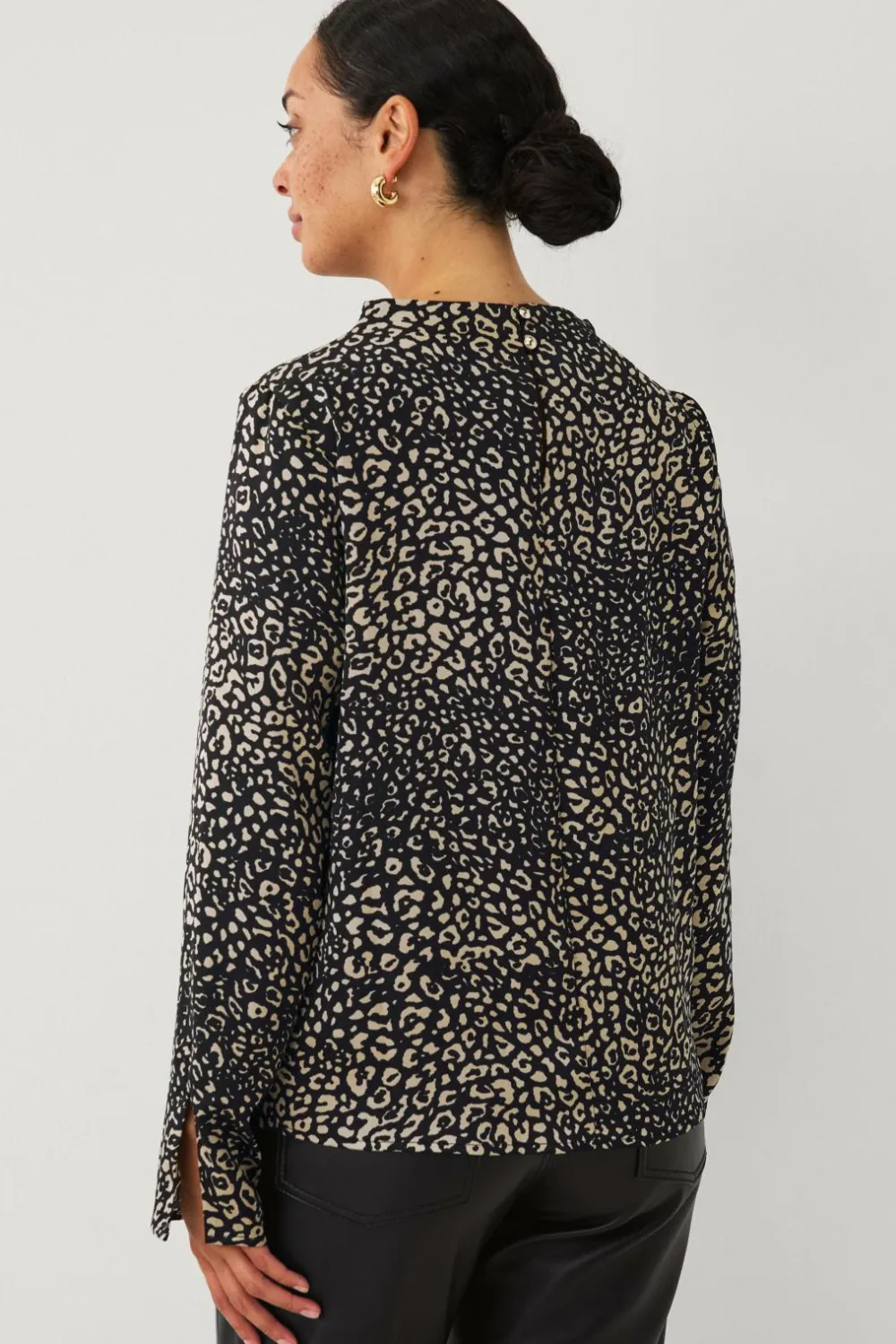 Ellos Collection Bluse i satin Leo AOP New