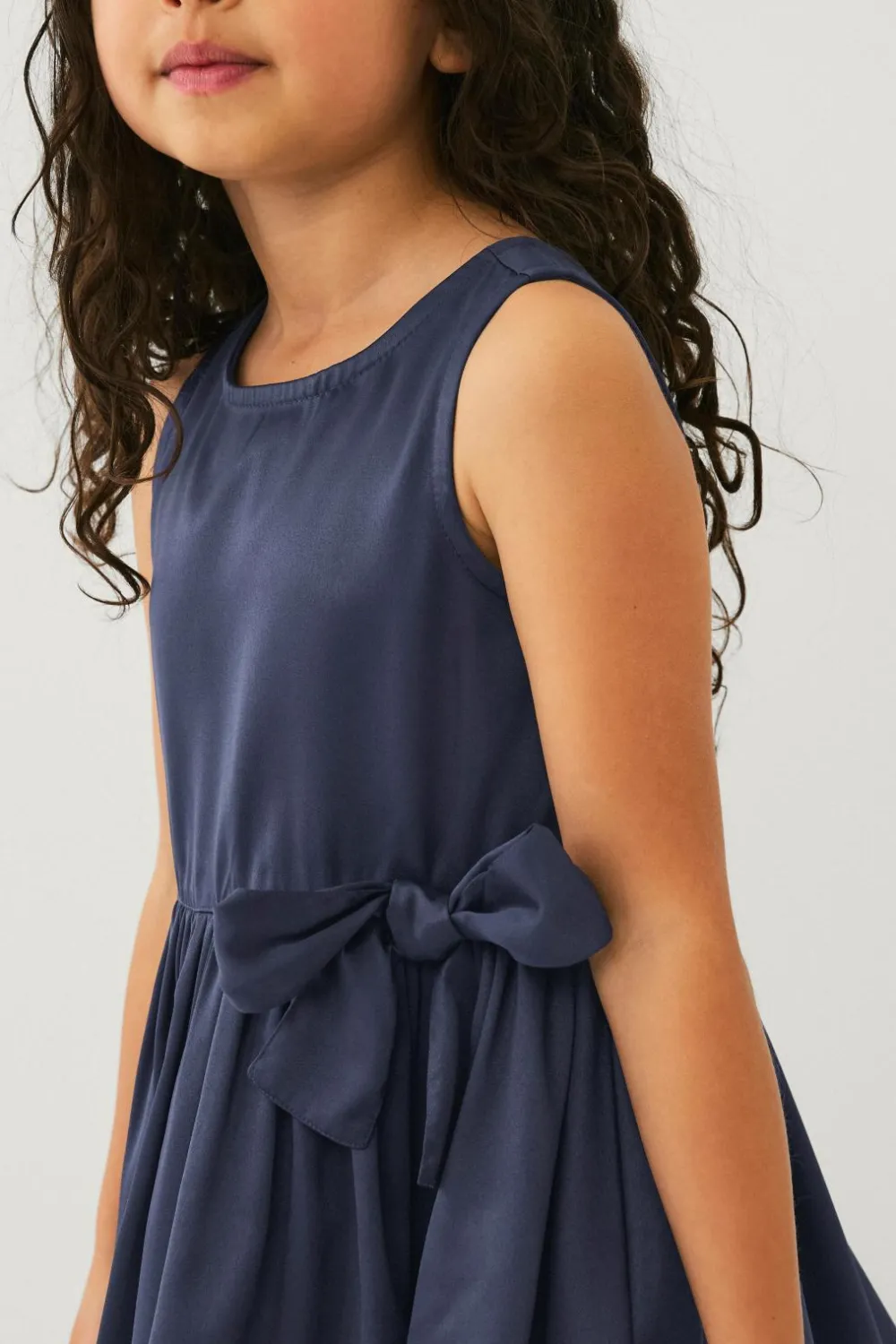 Ellos Collection Kjole Agatha Mørkeblå satin kjole Clearance