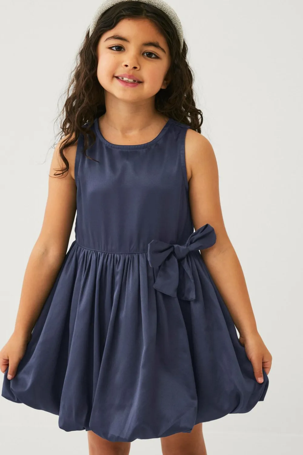Ellos Collection Kjole Agatha Mørkeblå satin kjole Clearance