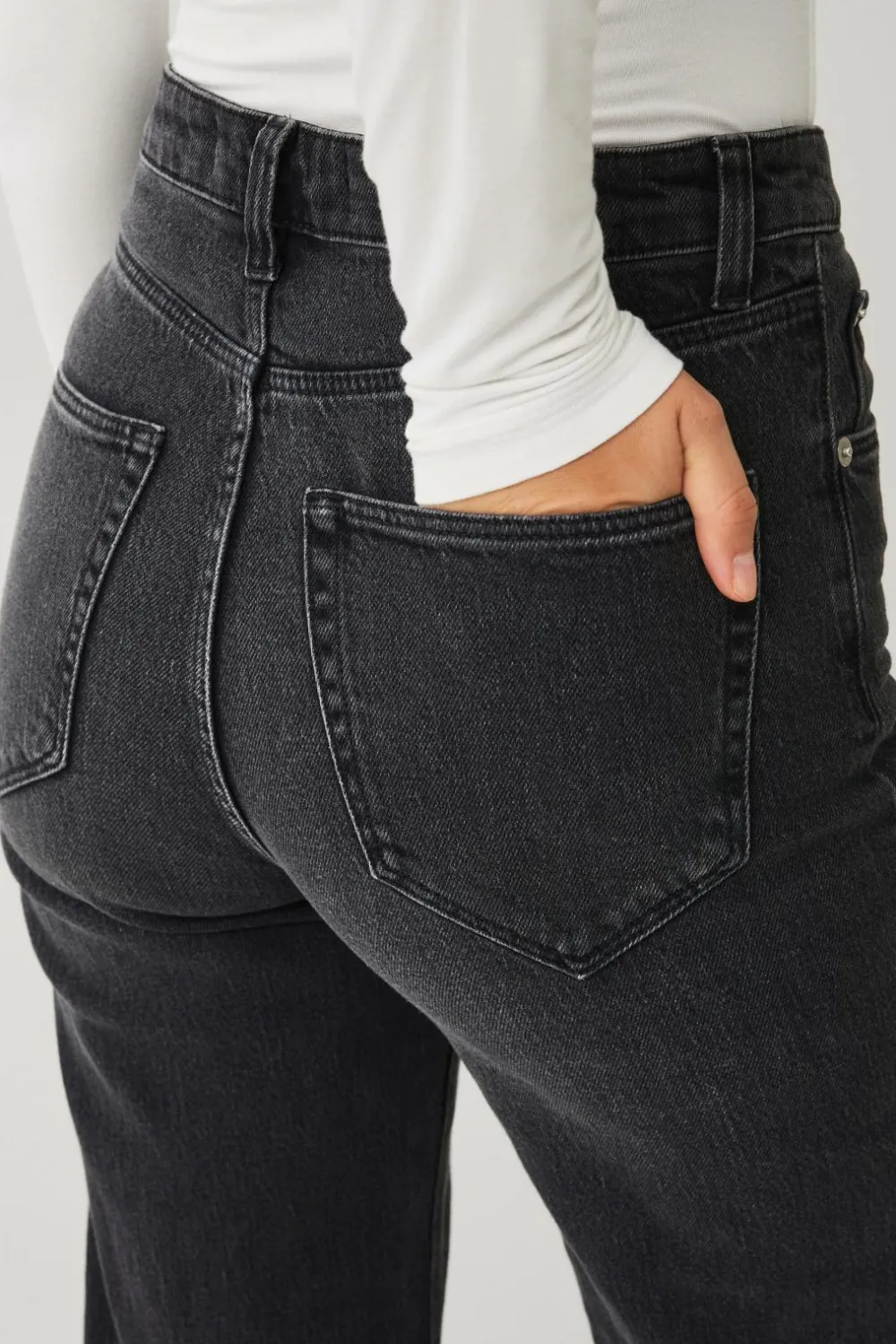 Ellos Jeans>Collection Med svaj jeans Med svaj med høj talje Sort vasket