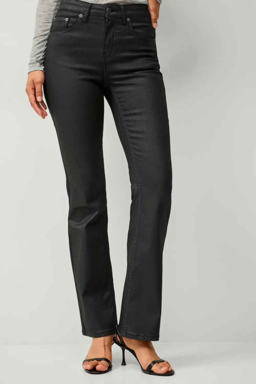 Ellos Jeans>Collection Med svaj jeans med coated overflade Sort
