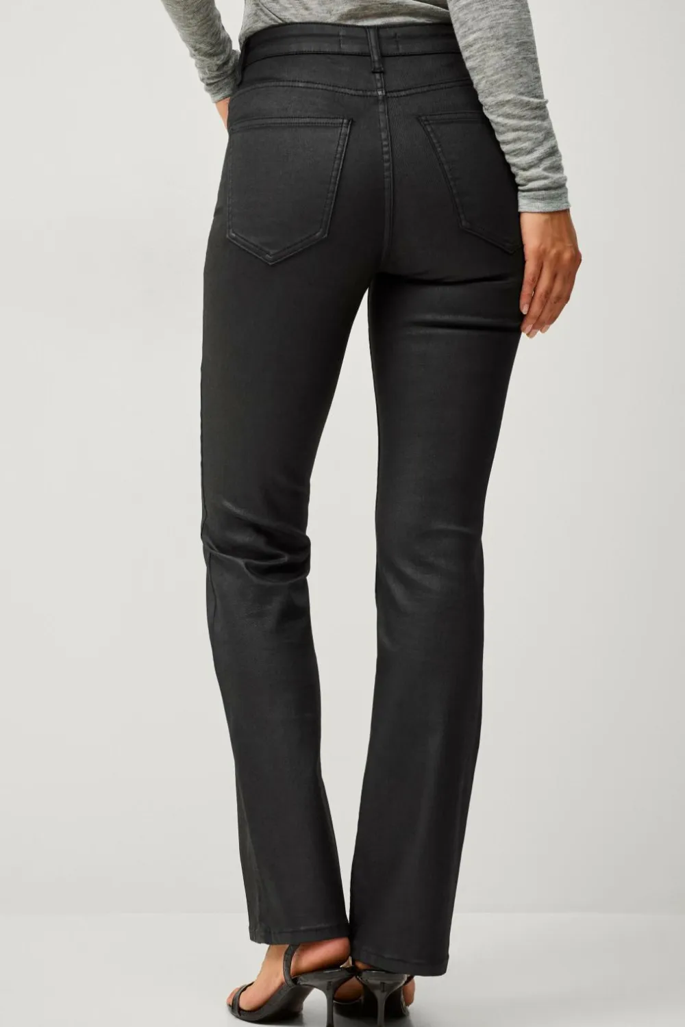 Ellos Jeans>Collection Med svaj jeans med coated overflade Sort