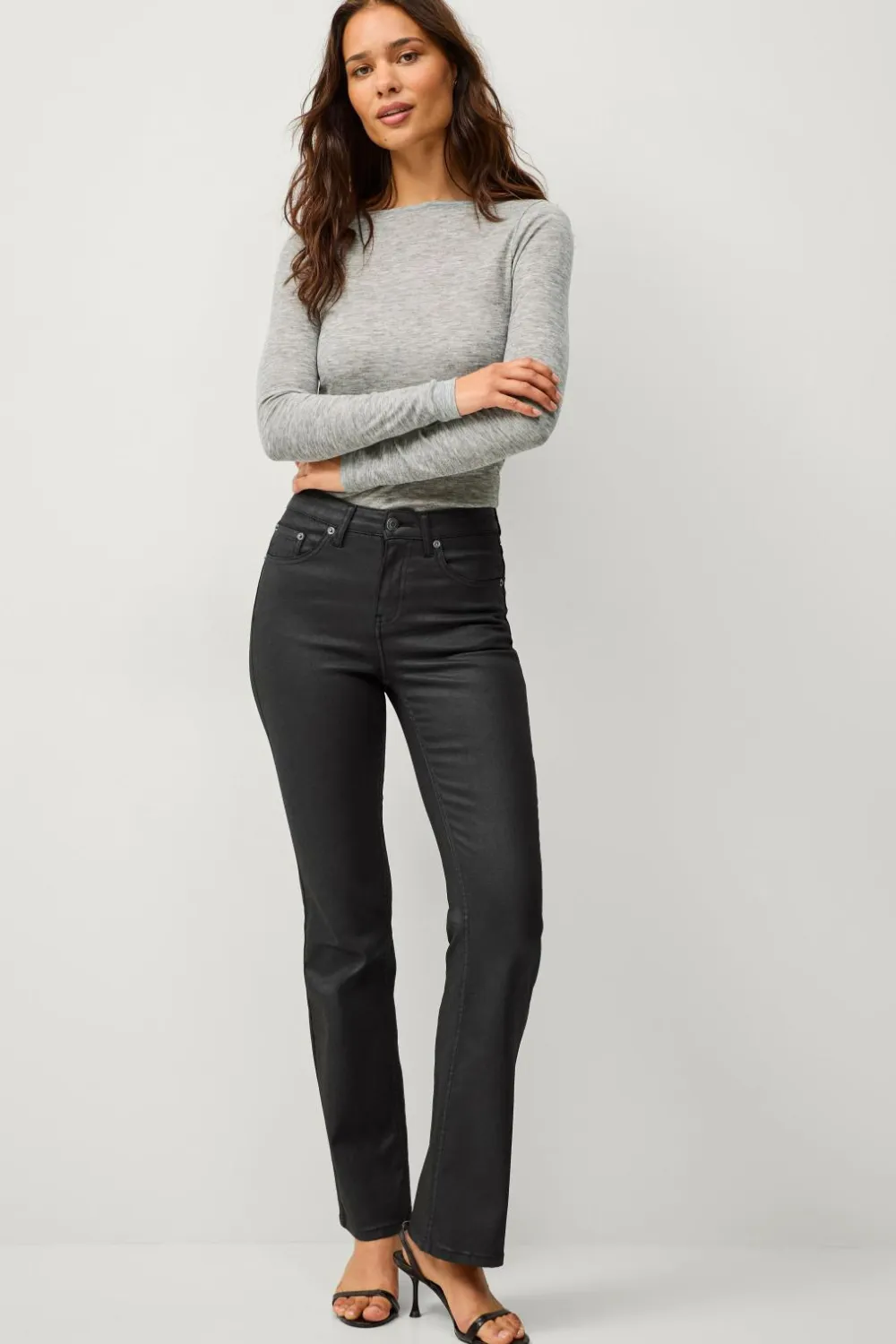 Ellos Jeans>Collection Med svaj jeans med coated overflade Sort