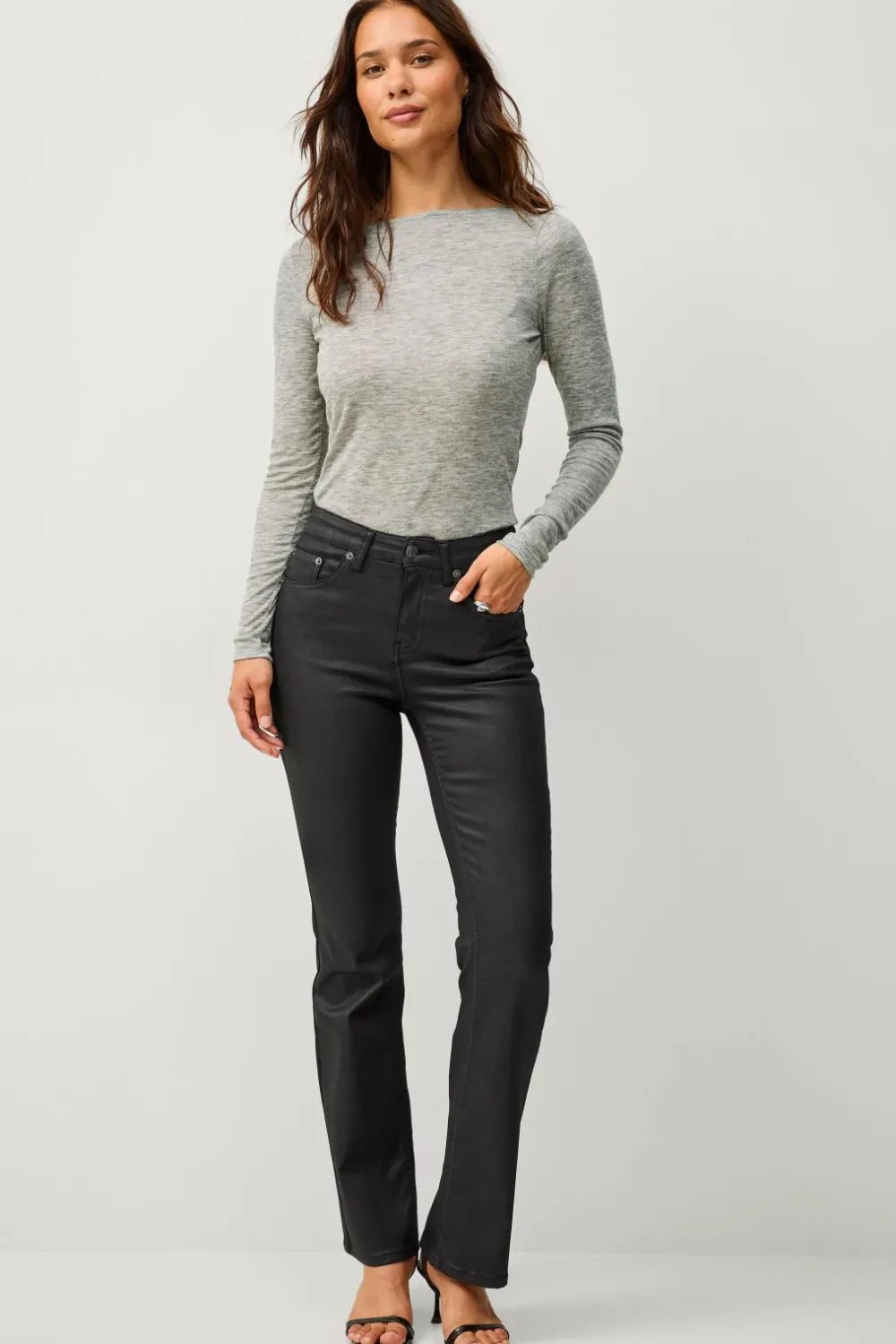 Ellos Jeans>Collection Med svaj jeans med coated overflade Sort