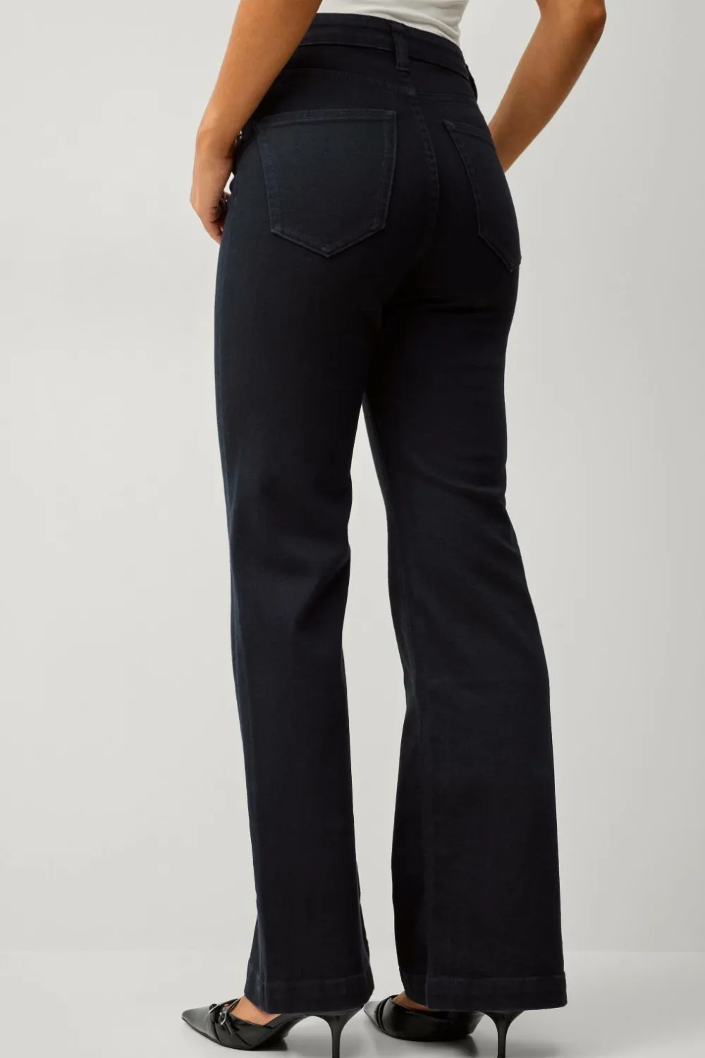 Ellos Jeans>Collection Med svaj jeans Med svaj med høj talje Black mdf/metal