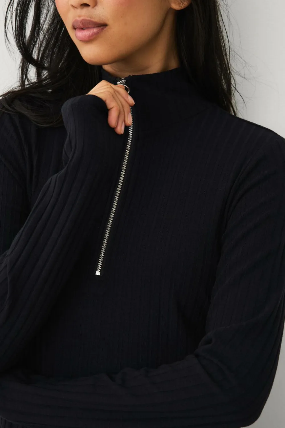 Ellos Collection Ribbet kjole med halv halfzip sort Discount