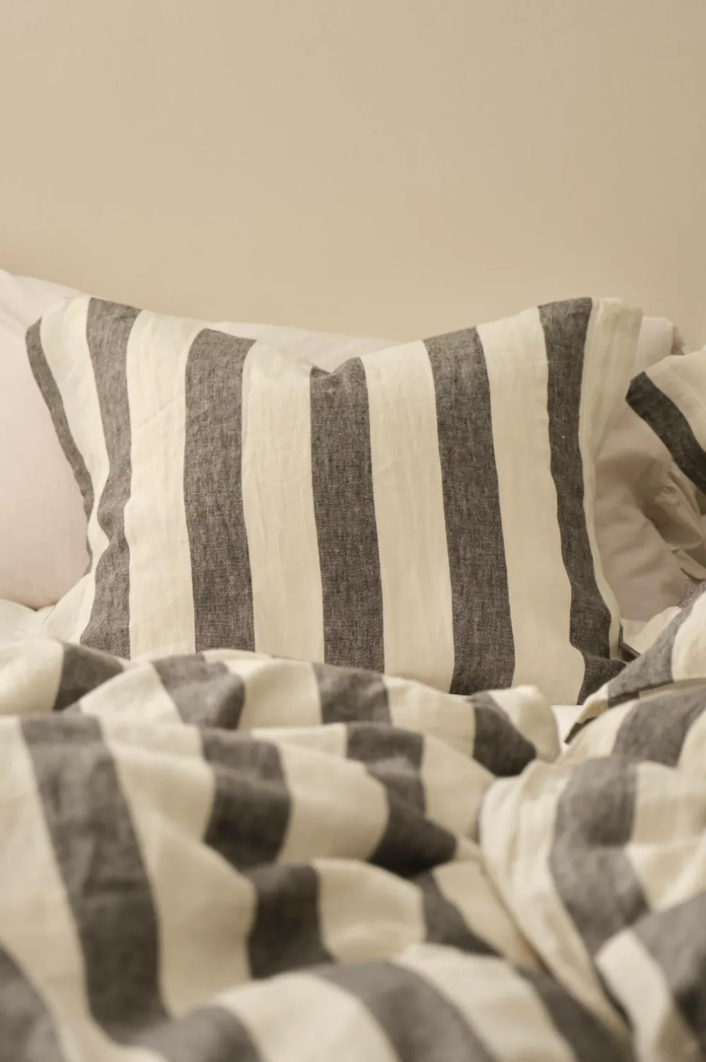 Ellos Home Pudebetræk Candice Block Stripe i vasket hør Mørkegrå/cremefarvet Sale