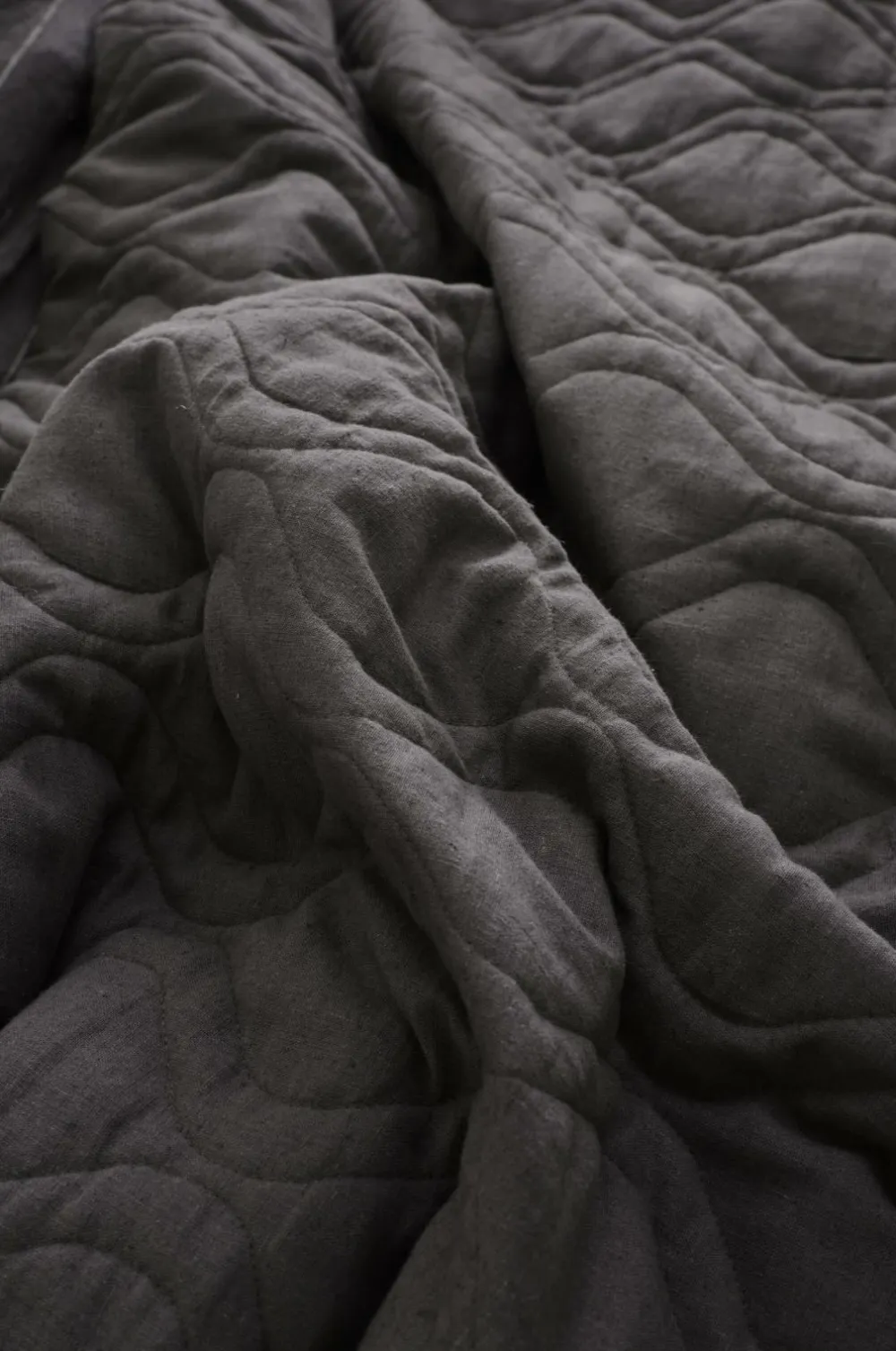 Ellos Sengetæpper>Home Sengetæppe Elly Quilted i genanvendt halvlinned Thundergrey