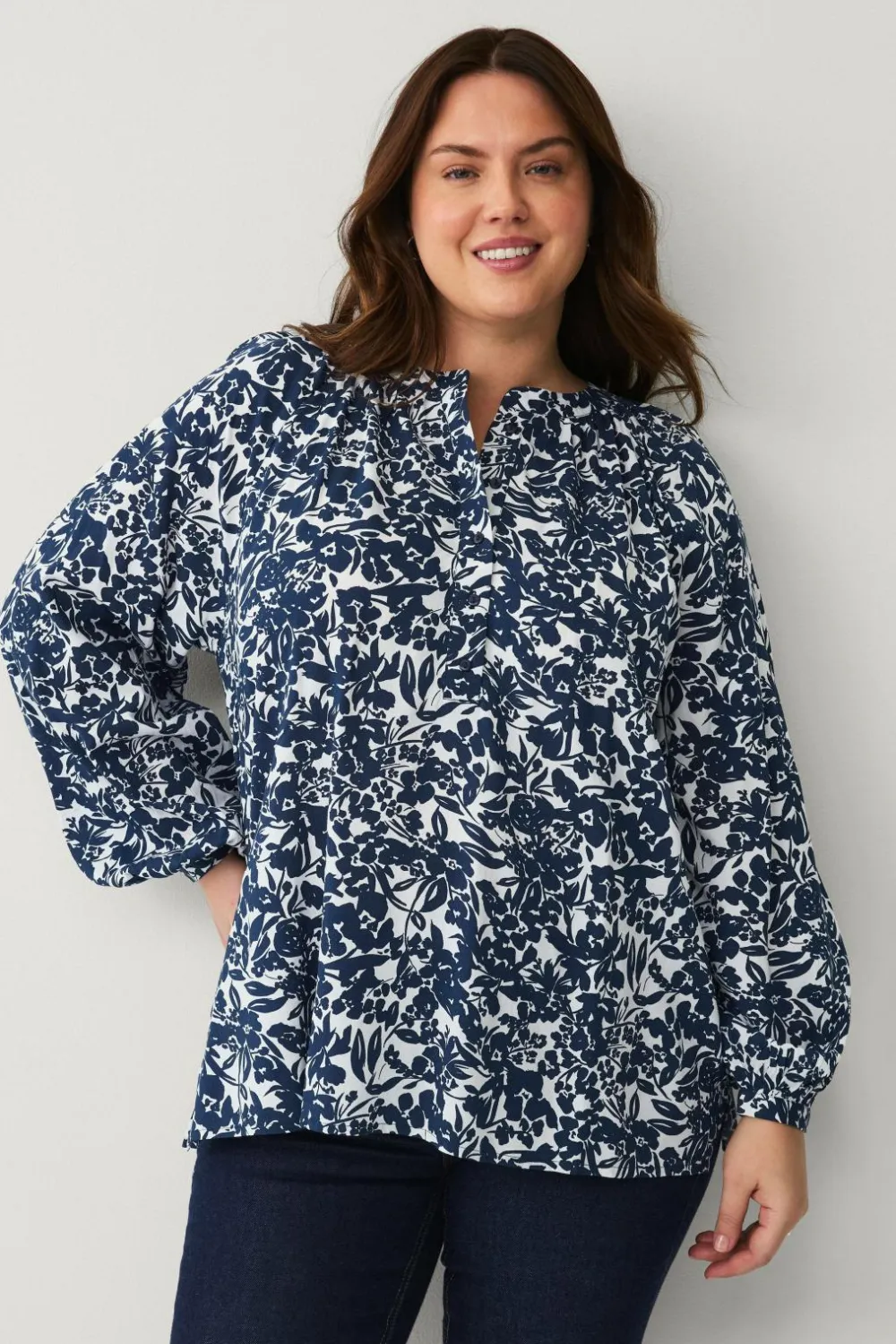 Ellos Plus collection Bluse med ballonærmer Hvid med blå blomster Outlet