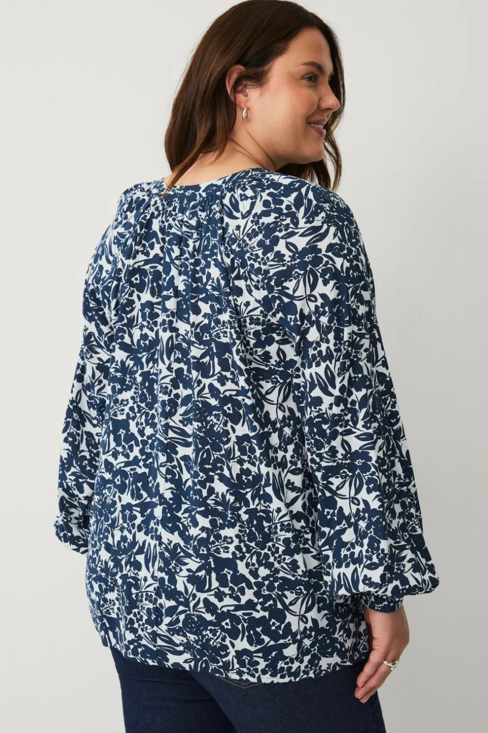 Ellos Plus collection Bluse med ballonærmer Hvid med blå blomster Outlet