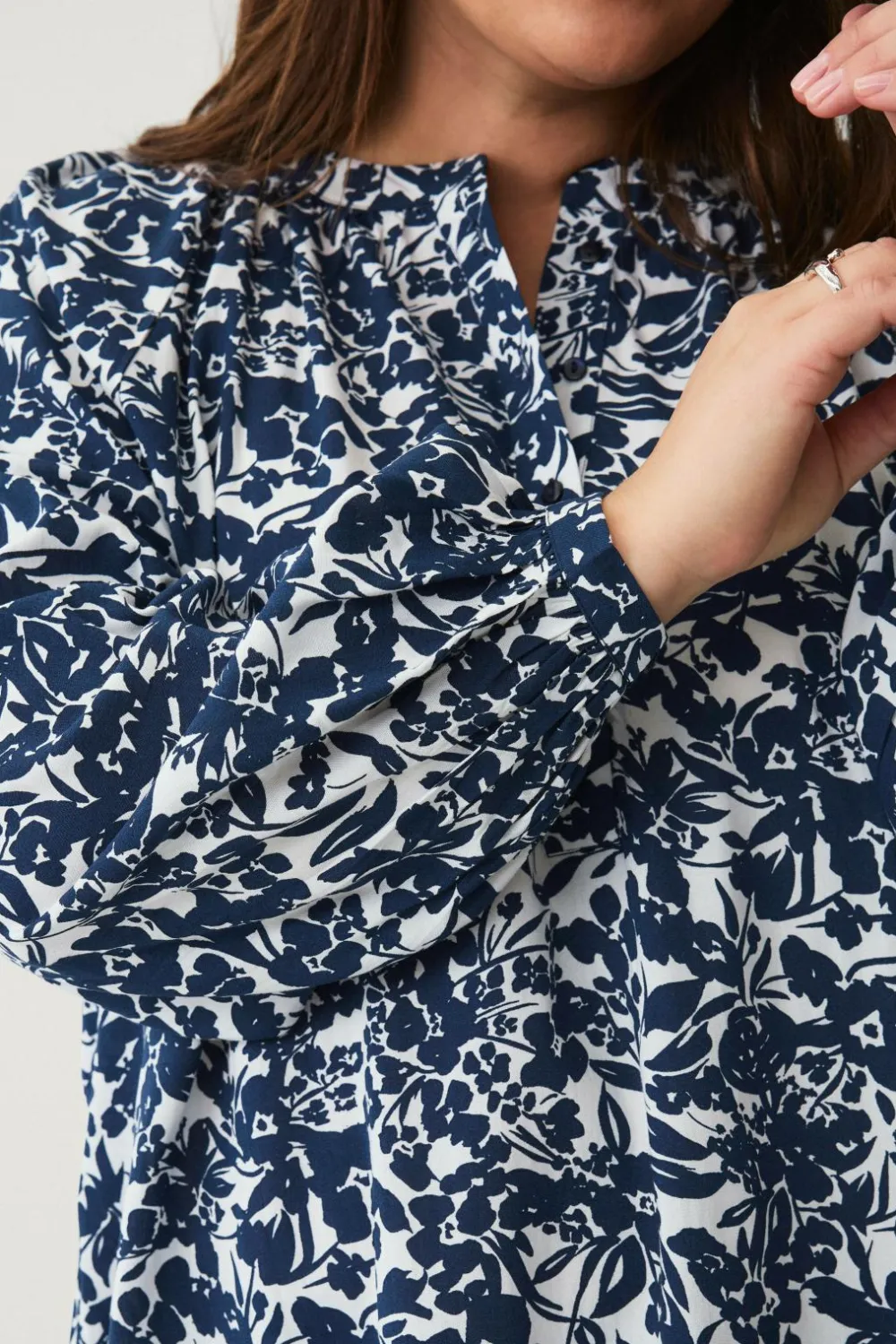 Ellos Plus collection Bluse med ballonærmer Hvid med blå blomster Outlet