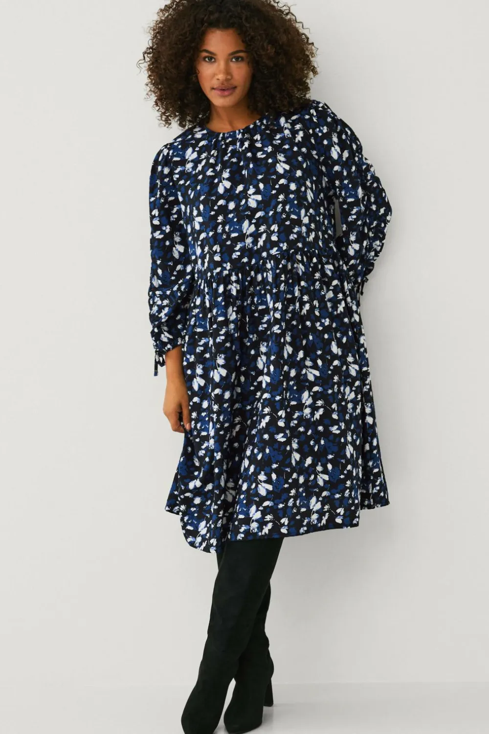 Ellos Plus collection Kjole med pufærmer Blå blomstret Online
