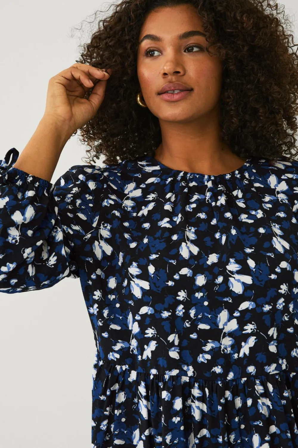 Ellos Plus collection Kjole med pufærmer Blå blomstret Online