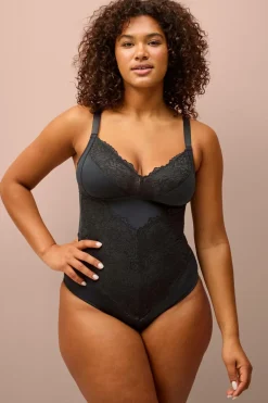 Ellos Shaping>Plus collection Shapingbody med blondedetaljer - medium støtte Sort