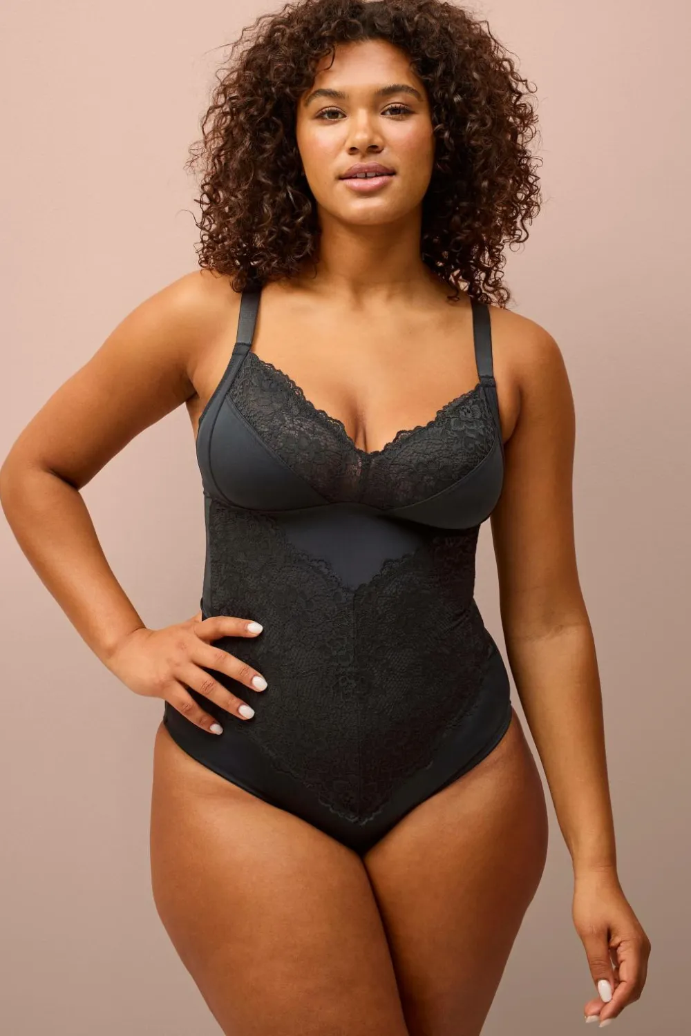 Ellos Shaping>Plus collection Shapingbody med blondedetaljer - medium støtte Sort