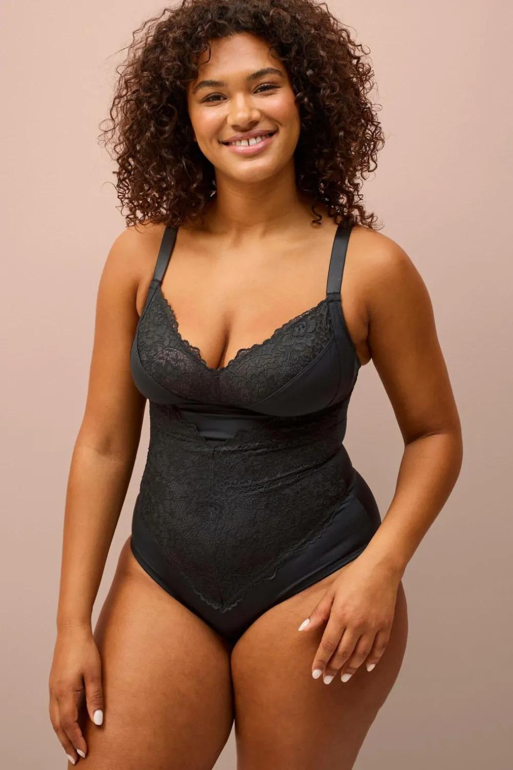 Ellos Shaping>Plus collection Shapingbody med blondedetaljer - medium støtte Sort