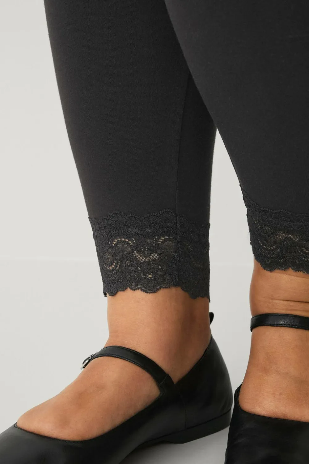 Ellos Tights & Leggings>Plus collection Leggings med blondekant Sort