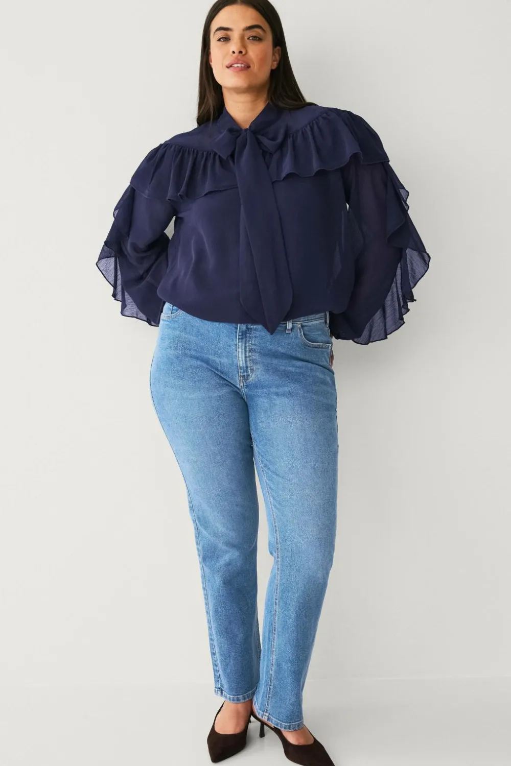 Ellos Skjorter & Bluser>Plus collection Bluse med flæser Mørkeblå