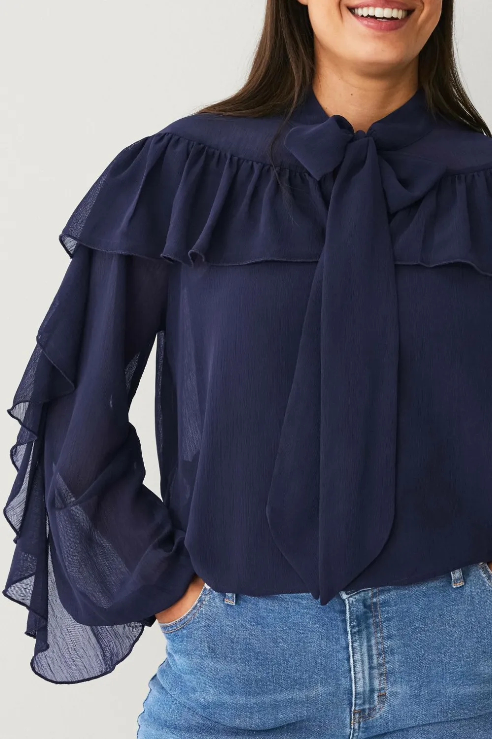 Ellos Skjorter & Bluser>Plus collection Bluse med flæser Mørkeblå