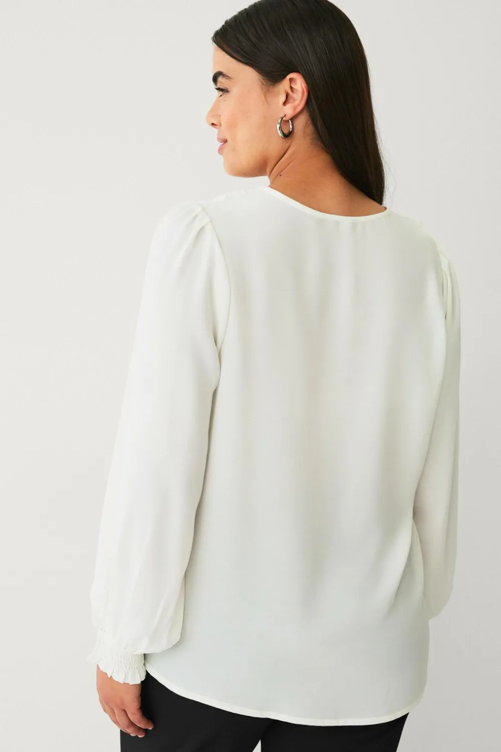 Ellos Skjorter & Bluser>Plus collection Bluse med flæse kremhvid