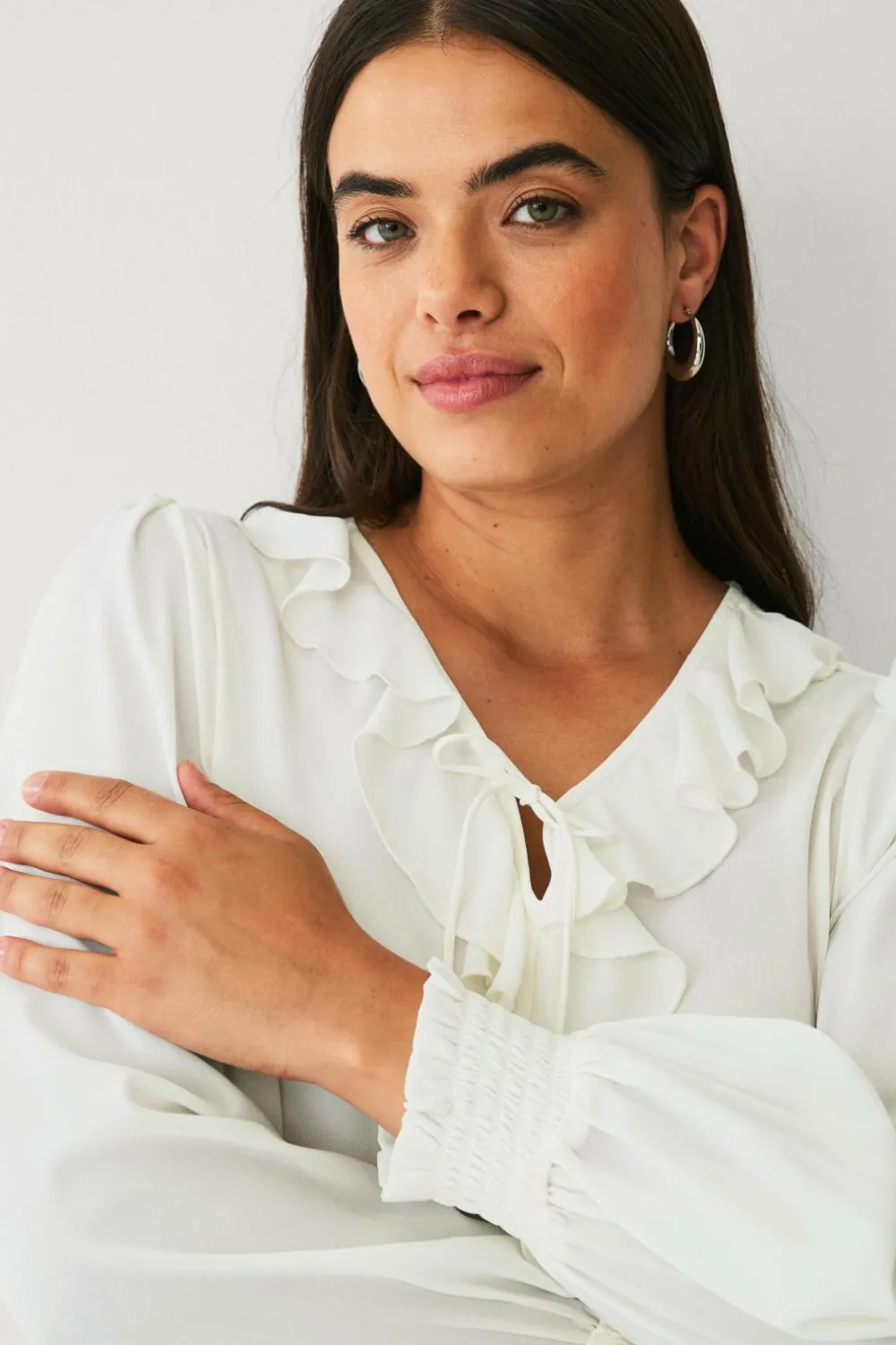 Ellos Skjorter & Bluser>Plus collection Bluse med flæse kremhvid