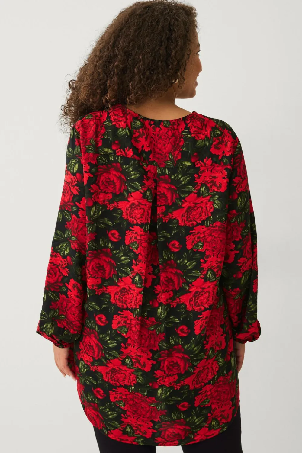 Ellos Tunikaer|Toppe & Tank-Toppe>Plus collection Tunika med v-hals Sort med rød blomst