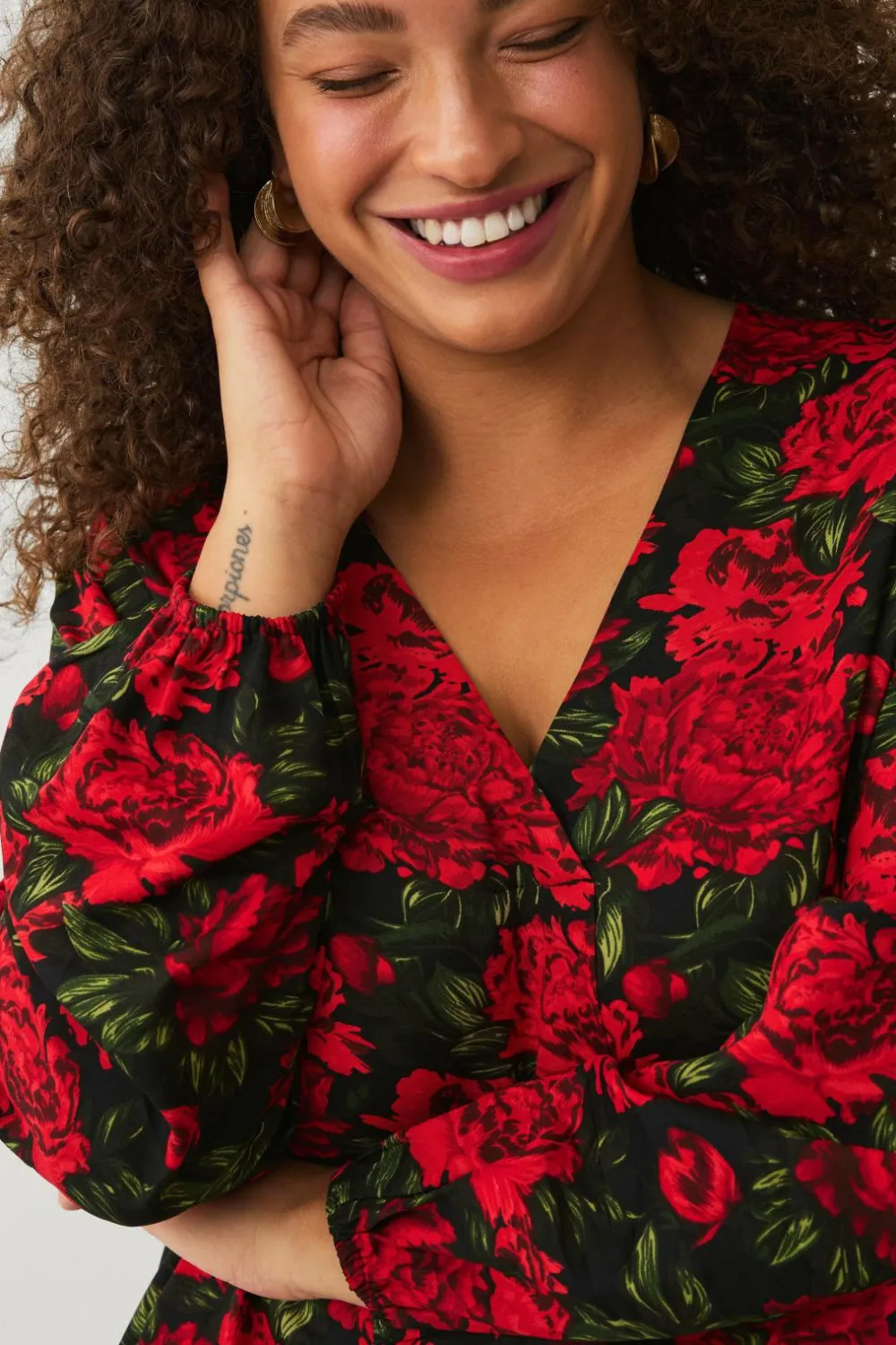 Ellos Tunikaer|Toppe & Tank-Toppe>Plus collection Tunika med v-hals Sort med rød blomst