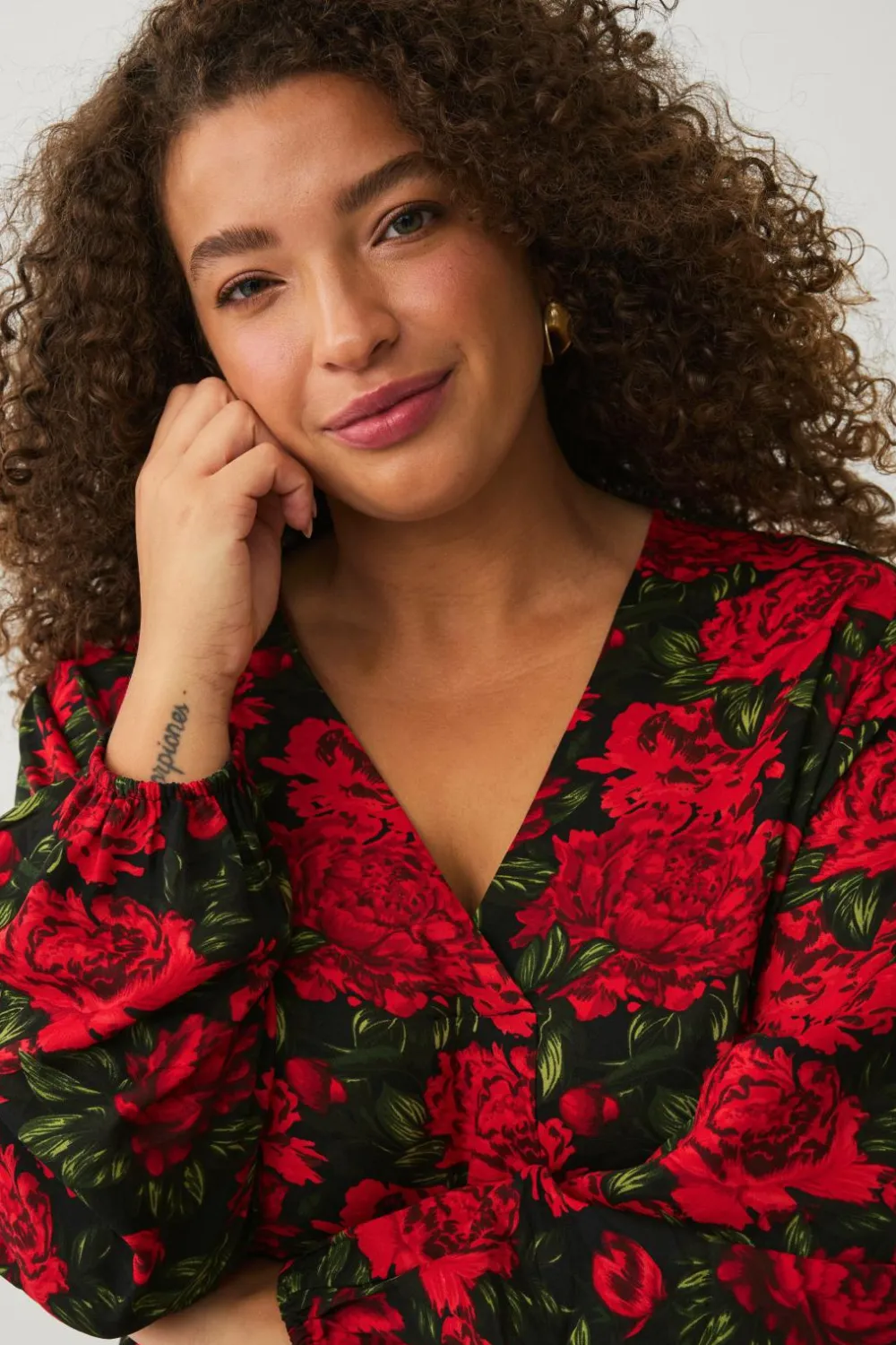 Ellos Tunikaer|Toppe & Tank-Toppe>Plus collection Tunika med v-hals Sort med rød blomst
