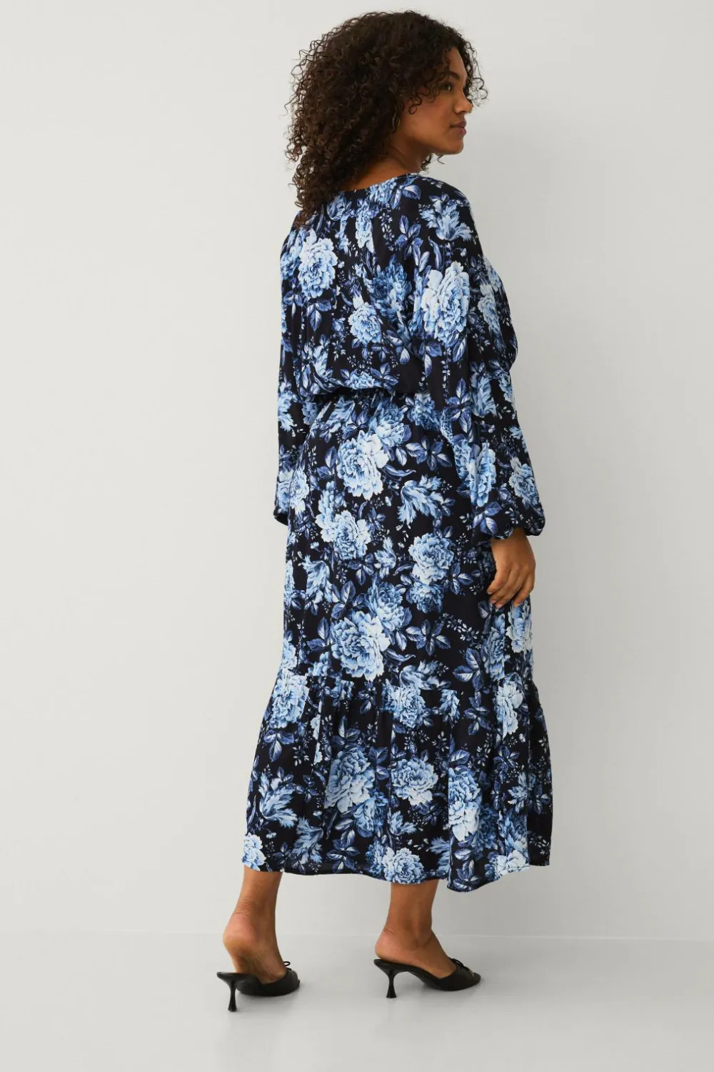 Ellos Kjoler>Plus collection Maxi kjole med volanter Blå blomstret