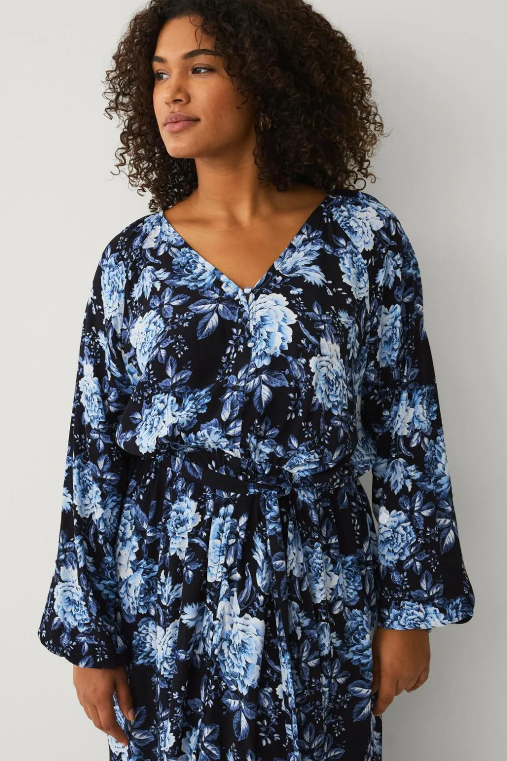 Ellos Kjoler>Plus collection Maxi kjole med volanter Blå blomstret