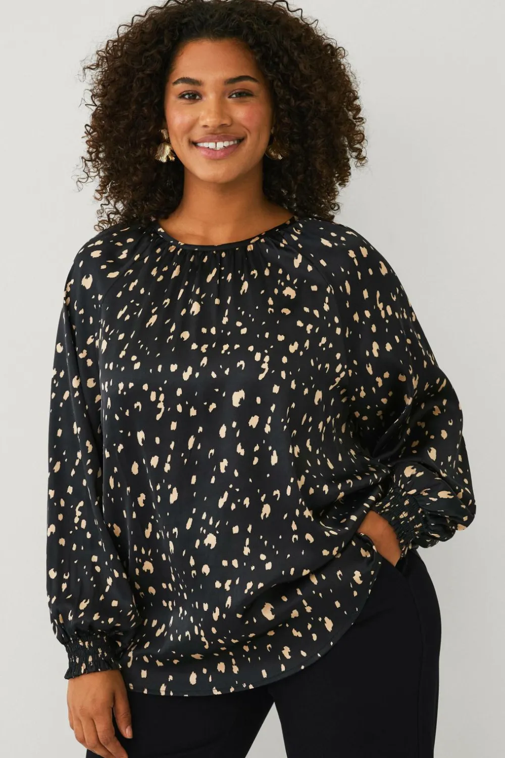 Ellos Skjorter & Bluser>Plus collection Bluse i satin sort mønstret