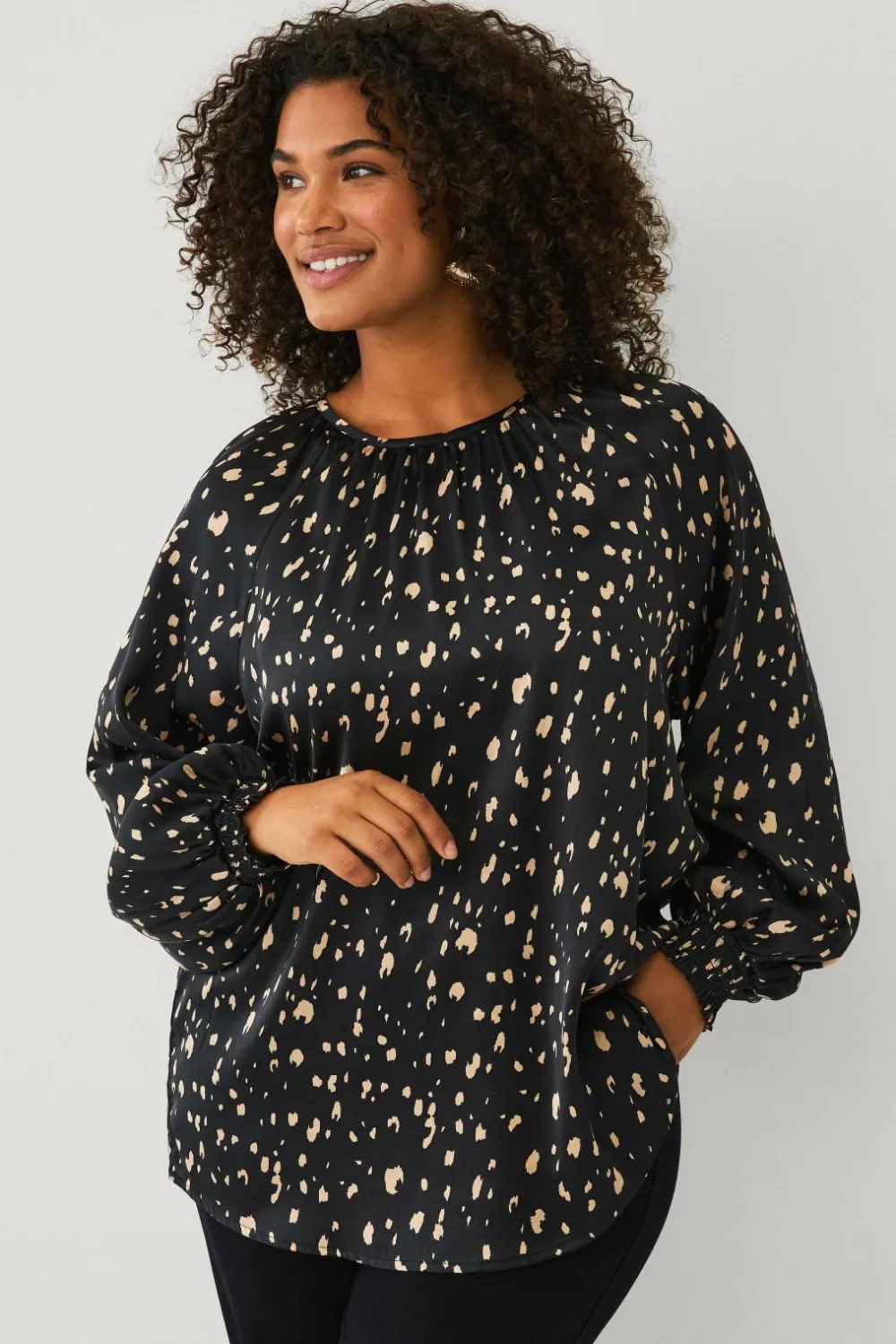 Ellos Skjorter & Bluser>Plus collection Bluse i satin sort mønstret