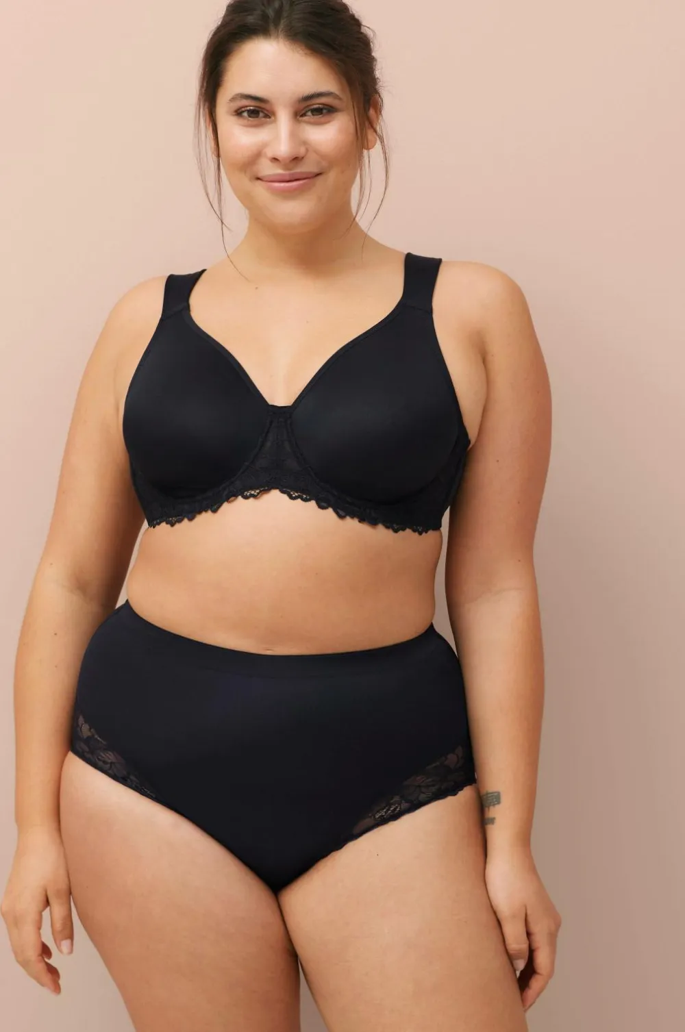 Ellos Bh'Er>Plus collection Bøjle-bh med blondedetaljer Sort