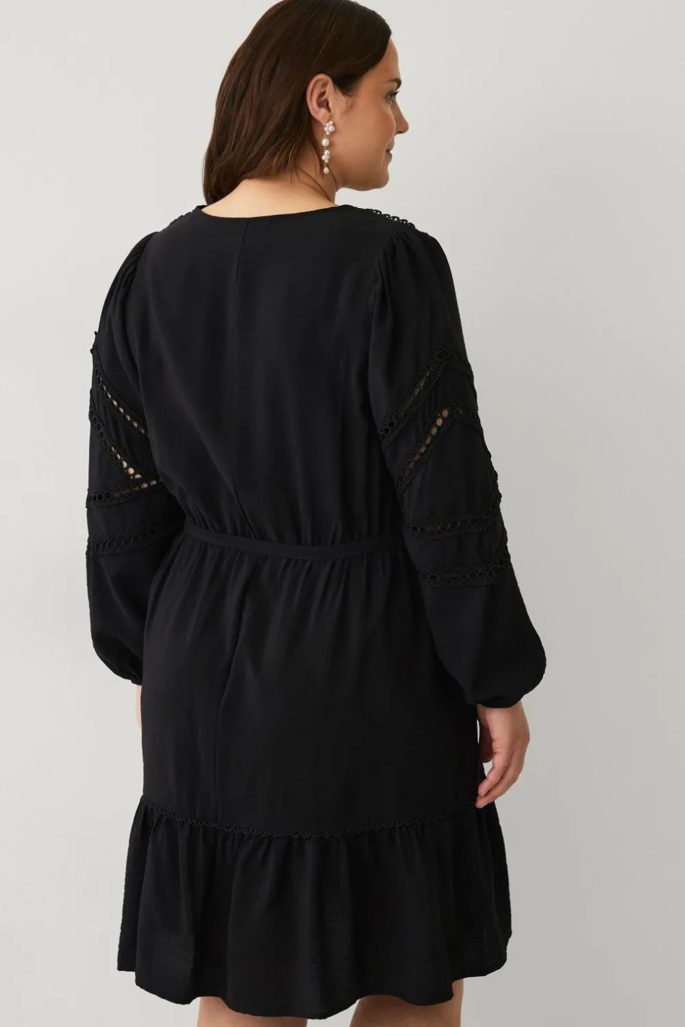 Ellos Kjoler>Plus collection Kjole med blondedetaljer Sort