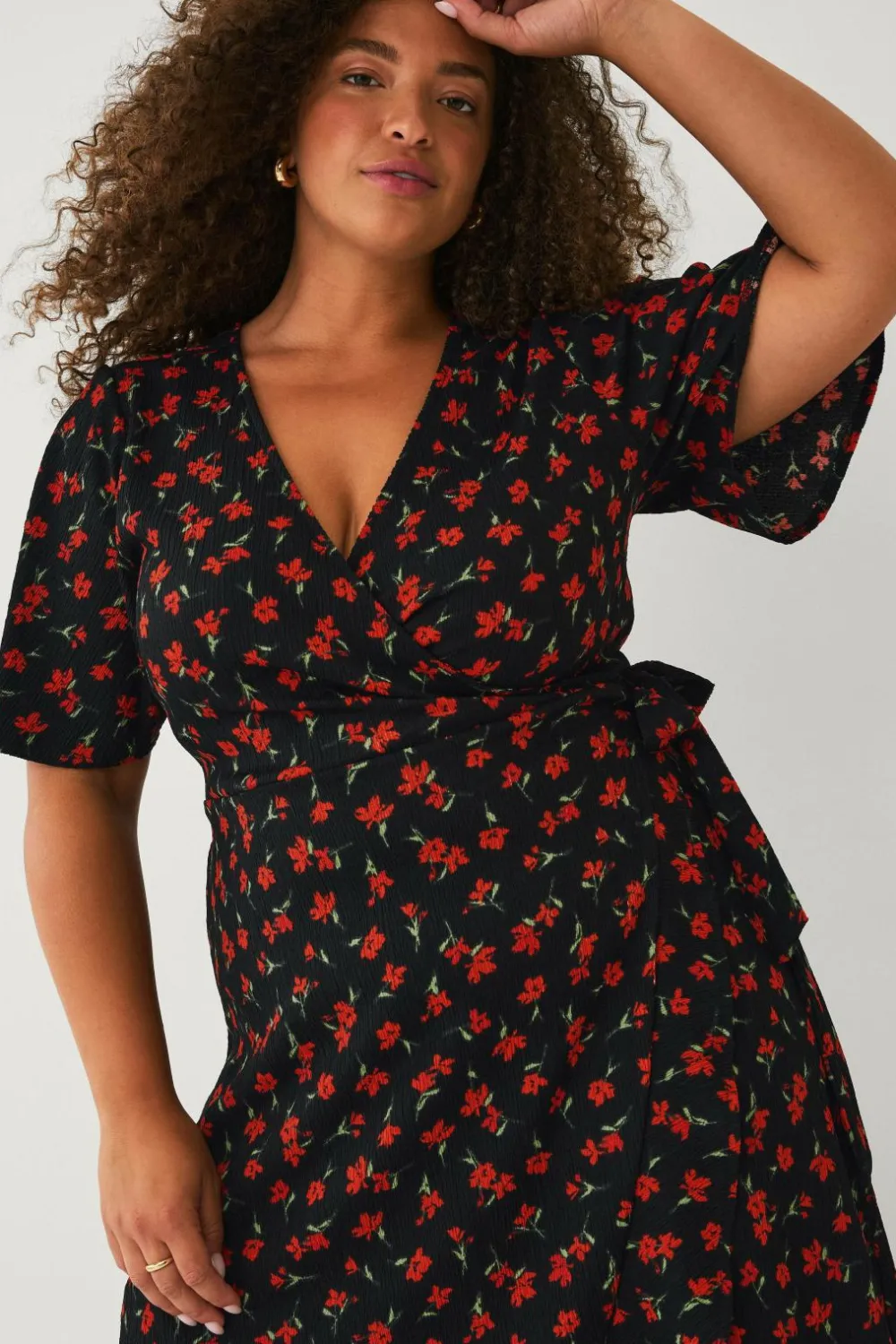 Ellos Kjoler>Plus collection Slå-om kjole med flæser Sort med rød blomst