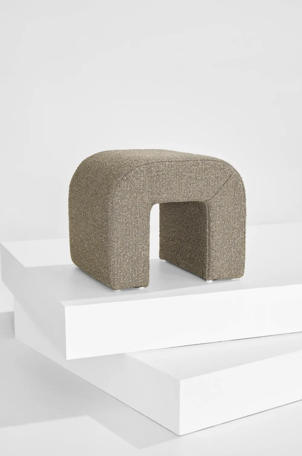Pastill Odette puf i bouclé 45x41 cm Mocca Discount