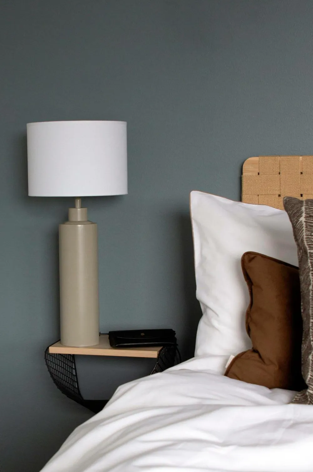 PR Home Bordlamper>Bordlampe Solo Mattbeige/ Vit