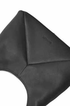 Saddler Tasker><noscript><img width=